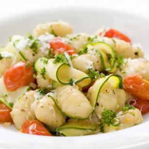 Eating Well this summer: Gnocchi with zucchini ribbons and browned butter sauce Menu Sarapan Sehat, Resep Pasta, Zucchini Ribbons, Healthy Italian, Diner Recept, Resep Diet, Gnocchi Recipes, Makanan Diet, Quick Weeknight Dinners