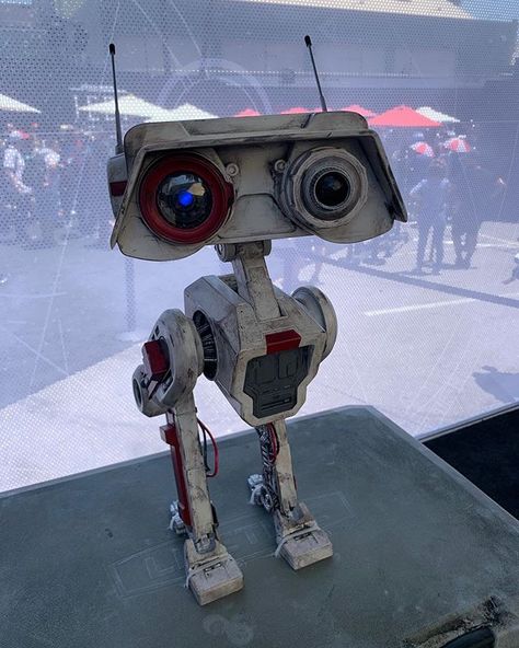 Meet our new droid buddy, BD-1! #StarWarsJediFallenOrder Star Wars Clothing, Game Room Ideas Man Caves, Star Wars Fallen Order, Dark Maul, Yoda Drawing, Jar Jar Binks, Jedi Fallen Order, Fallen Order, Dark Vador