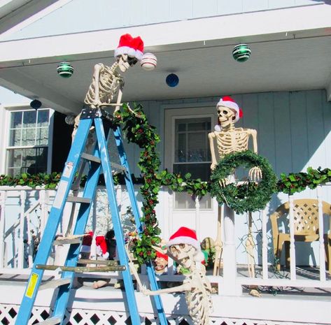 Halloween To Christmas, Halloween Yard Displays, Netflix Horror, Horror Series, Halloween Facts, Creepy Christmas, Nightmare Before Christmas Halloween, Skeleton Decorations, Fun Halloween Decor