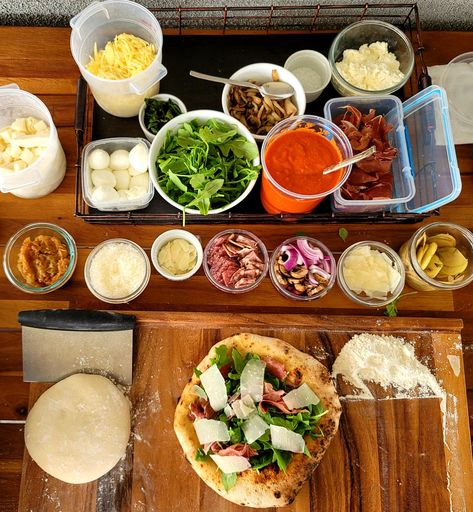 Pizza Toppings Bar, Pizza Oven Bar, Pizza Prep Station, Pizza Making Station, Pizza Night Appetizers, Pizza Serving Ideas, Diy Pizza Bar, Pizza Party Aesthetic, Homemade Pizza Party