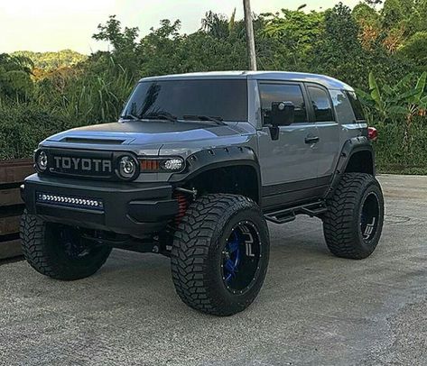 Fj Toyota Cruiser, Toyota Cruiser Fj, Fj Cruiser Accessories, Fj Cruiser Mods, Toyota Cruiser, Grill Light, Toyota 4x4, Overland Vehicles, Toyota Trucks