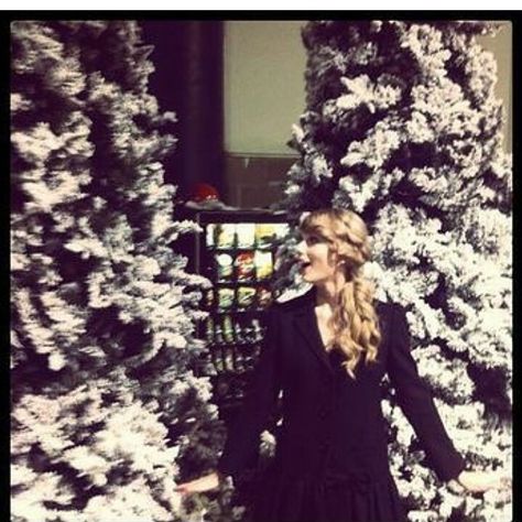 taylorswift : I found fake Xmas trees backstage at the CMAs. 10 NOVEMBER 2011 Taylor Swift 2011, Taylor Swift Fotos, Taylor Swift Christmas, Swift Photo, Taylor Swift Outfits, Swift 3, Long Live Taylor Swift, Christmas Tree Farm, Live Taylor