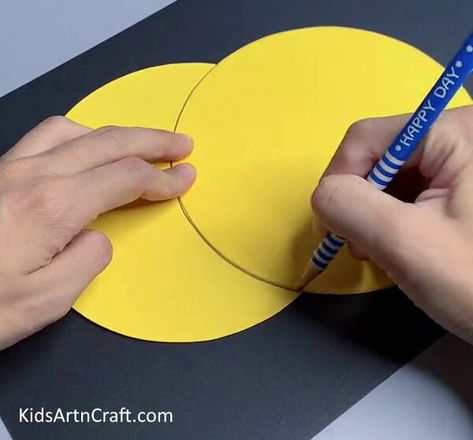 DIY Paper Moon And Star Wall hanging Craft for Kids Check more at https://www.kidsartncraft.com/paper-moon-star-wall-hanging-craft/ Star Wall Hanging, Creative Kids Crafts, Hanging Craft, Paper Moon, Wall Hanging Crafts, Star Wall, Moon And Star, Craft For Kids, Moon Star