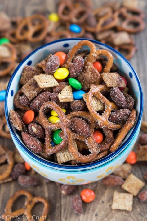 Easy Cinnamon Sugar Snack Mix Recipe Cinnamon Sugar Snacks, Sweet Trail Mix, Caramel Apple Salad, Salty Sweet Snacks, Crazy For Crust, Trail Mix Recipes, Homemade Trail Mix, Chex Mix Recipes, Cereal Treats