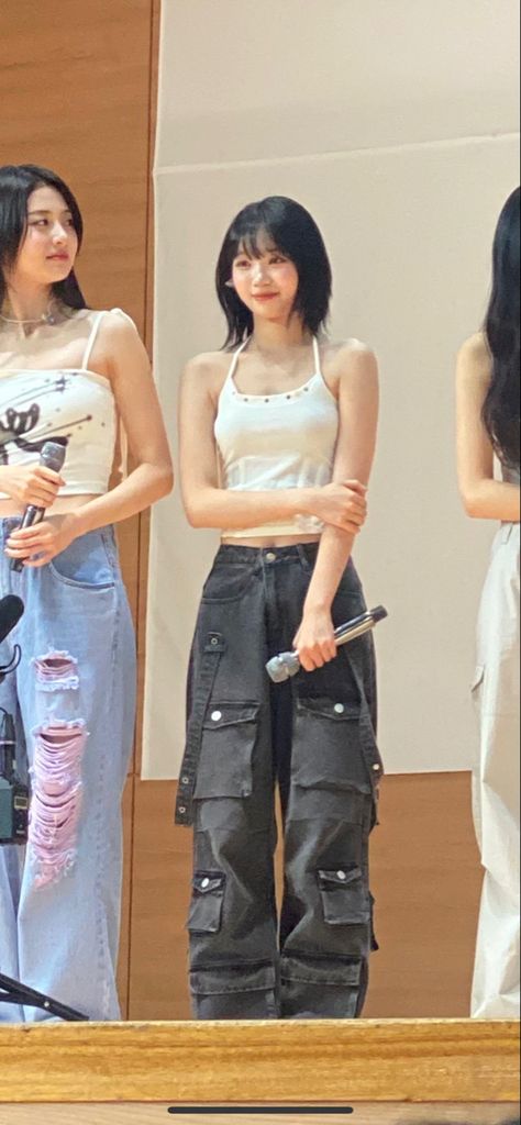 Chaewon Full Body Pic, Chaewon Easy Outfit, Chaewon Lesserafim Outfits Casual, Chaewon Outfit Casual, Chaewon Eve Psyche Outfit, Kim Chaewon Outfit, Chaewon Fits, Chaewon Fashion, Chaewon Outfit