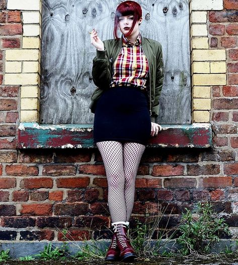 Ska Fashion Woman, Skinhead Girl Outfit, Rude Girl Aesthetic, Ska Outfits, Chelsea Haircut, Black Shorts Fashion, Chelsea Cut, Skinhead Fashion, Skinhead Girl