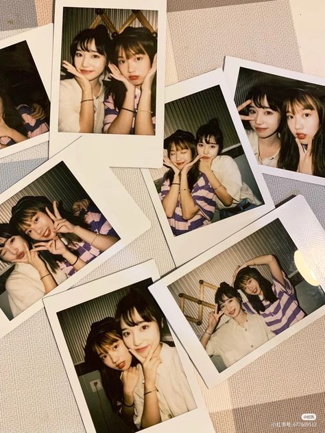 Poses With Polaroid Camera, Polaroids With Friends, Polaroid Pose Ideas, Friends Polaroid Pictures, Polaroid Poses Friends, Polaroid Pictures Ideas With Friends, Polaroid Ideas Poses, Polaroid Pictures Ideas, Polaroid Poses