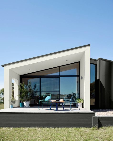 Dulux Australia (@duluxaus) on Instagram: “Pair our range of Colorbond colours with Dulux Vivid White and other Dulux neutrals to create a…” Surfmist Exterior, Colorbond Surfmist, Dulux Vivid White, Dulux Australia, Skillion Roof, External Cladding, Best White Paint, Contemporary House Exterior, House Exterior Colors Schemes