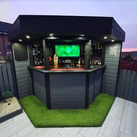 thesportsman on Twitter: "GARDEN GOALS! 😍  Imagine watching @Carra23 and @GNev2 with a few beers here...  📸 Stephen Andrew… " Bar Outdoor Design, Garden Bar Ideas, Garden Bar Shed, Outdoor Garden Bar, Terrasse Design, Diy Outdoor Bar, Bar Shed, Bar Exterior, Outside Bars