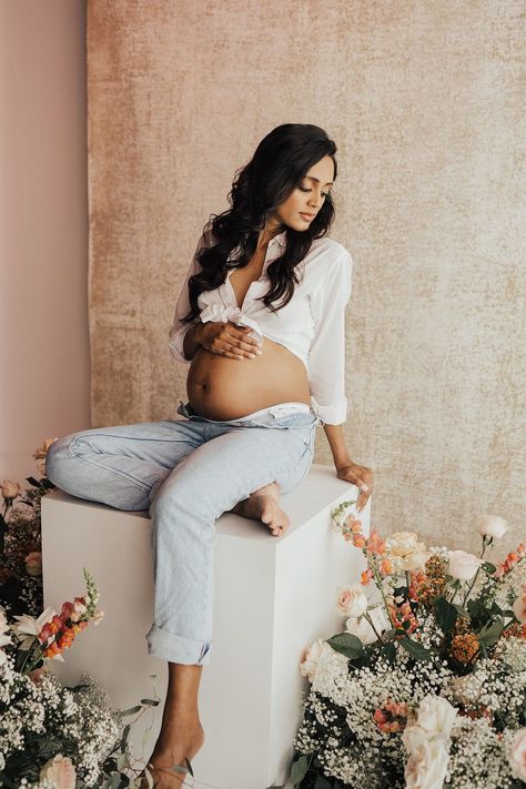 Demin Maternity Shoot, Pregnant Flowers Photography, Flower Garden Maternity Shoot, Maternity With Flowers, Maternity Pictures With Flowers, Pregnant Flowers, Floral Maternity Shoot, Photoshoot With Flowers, Maternity Photography Outfits