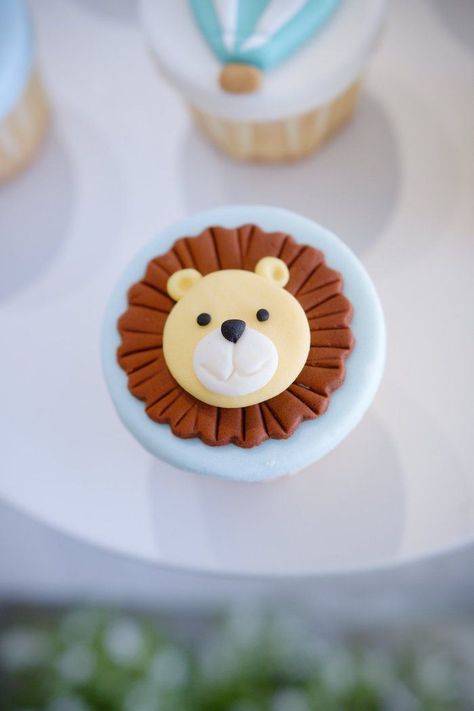 Animals In Hot Air Balloon, Dessert Tarts Mini, Fondant Lion, Lion Cupcakes, Lion Cake, Cupcakes Fondant, Hot Air Balloon Party, Fondant Cake Designs, Safari Cakes