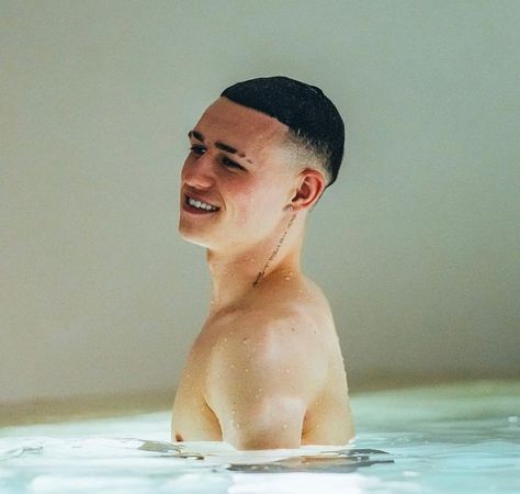 Handsome Football Players, Rest And Recovery, Phil Foden, Cute Football Players, Football Players Images, Soccer Boyfriend, Football Boyfriend, England Football Team, مانشستر سيتي