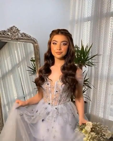 Hairstyles Quinceanera, Bridesmaid Hairstyles Black Women, Quincera Hairstyles, Hair Down Styles, Half Up Half Down Wedding Hair, Hairstyles For Gowns, Half Up Half Down Wedding, Quince Hairstyles With Crown, Hairstyles Black Women