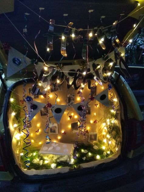 birthday surprise decoration in car trunk Trunk Surprise Car, Birthday Celebration In Car Ideas, Car Trunk Decorating Ideas, Birthday Celebration In Car, Race Party Theme, Car Surprise Ideas, Car Decoration For Birthday Surprise, Car Trunk Surprise Ideas, Surprise Ideas For Him