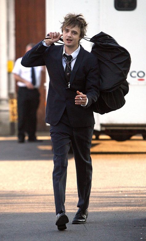 Peter Doherty at the airport Peter Doherty, Pete Doherty, 29 Days, The Libertines, British Summer, July 5th, Grunge Streetwear, Music Film, London United Kingdom