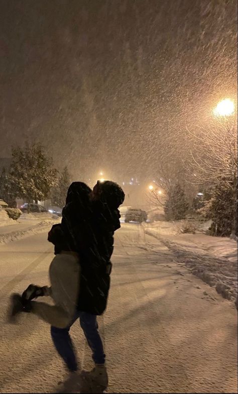 Valentines Wallpaper Aesthetic, Winter Couple Pictures, Snow Couple, Christmas Dreaming, Couples Walking, Valentines Wallpaper, Couples Vibe, Winter Love, Winter Break