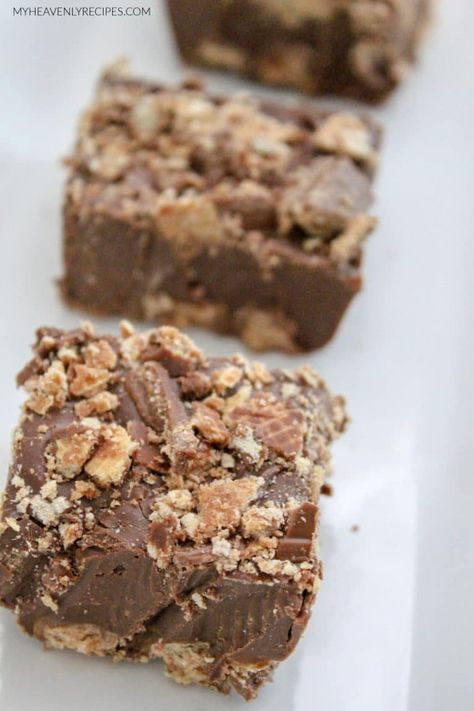 Kitkat Fudge Recipe, Kit Kat Fudge, Kitkat Recipe Desserts, Kit Kat Pie, Kit Kat Snap, Kitkat Fudge, Work Desserts, Kit Kat Cookies, Kit Kat Bars