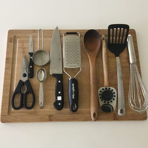 Minimalist Kitchen Utensils, Extreme Minimalist Kitchen, Konmari Kitchen, Minimalist Cooking, Family Minimalism, Extreme Minimalism, Minimal Inspiration, Minimalist Kitchen Essentials, Cozy Minimalism