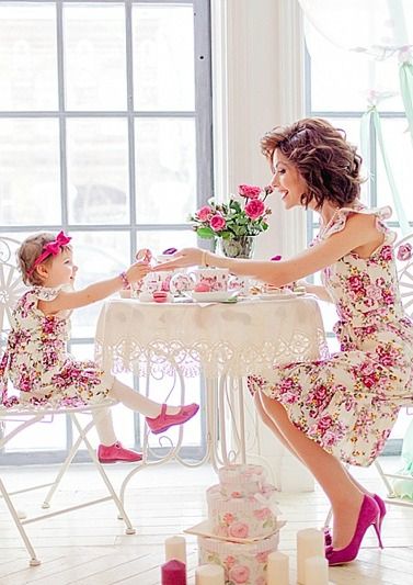 Mom Daughter Photography, Princess Shot, Daughter Photo Ideas, Vintage Tea Parties, Kids Tea Party, Mommy And Me Photo Shoot, Mother Daughter Photos, Mother Photos, Mother Daughter Fashion