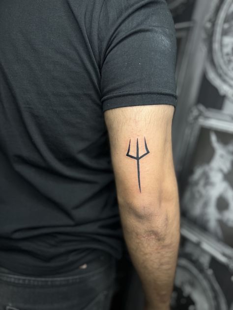 Trishul Minimal Tattoo, Tattoo Designs Men Shiva, Trisula Tattoo Design On Hand, Trishul Tattoo Designs On Back, Shiv Tatoos Men, Shiva Trident Tattoo, Small Trishul Tattoo, Trident Tattoo For Men, Small Shiva Tattoo