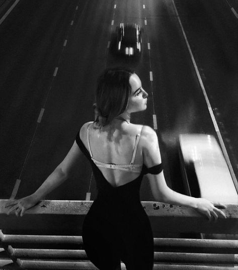 Bridge Photography Poses Women, Bridge Photography Poses, 70s Photoshoot, Street Photography Model, Street Fashion Photoshoot, Photo Bridge, Under Bridge, Girl In Paris, City Shoot