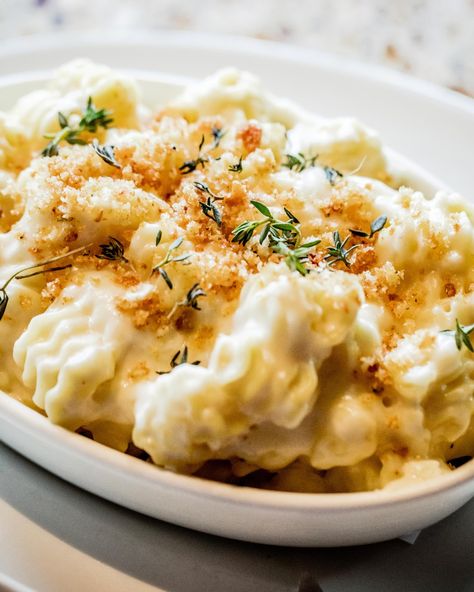 Take the classic to a whole new rich and delicious level with this legendary truffle mac and cheese recipe from Del Frisco’s Grille. Del Friscos Recipes, Truffle Mac And Cheese Recipe, White Mac And Cheese, Gourmet Mac And Cheese, Cheese Restaurant, Gluten Free Holiday Recipes, Truffle Mac And Cheese, Truffle Pasta, Slow Cooker Lasagna