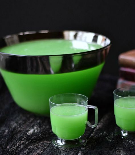 Make Polyjuice Potion to sip on while reading or watching the Harry Potter series with this cocktail recipe. Punch Halloween, Harry Potter Cocktails, Harry Potter Drinks, Gateau Harry Potter, Halloween Punch Recipes, Läskig Halloween, Polyjuice Potion, Halloween Punch, Harry Potter Theme Party