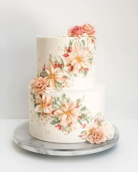 @lila.cakeshop Strawberry Shortcake Chocolate, Cake Themes, Wedding Cake Servings, Icing Flowers, Wedding Cake Photos, Floral Wedding Cake, Spring Cake, Classic Wedding Cake, Floral Wedding Cakes