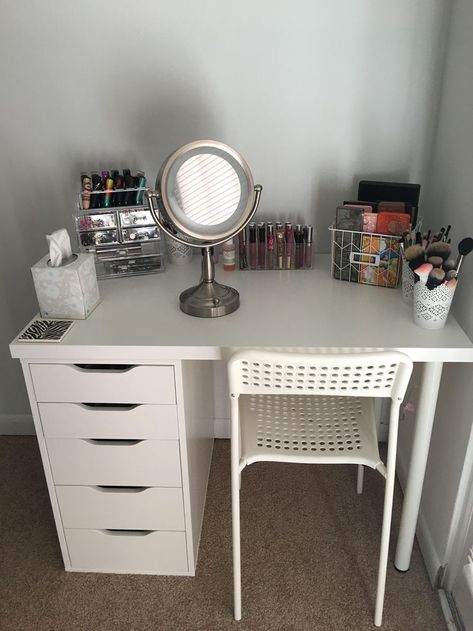 Makeup Setup Ideas, Simple Makeup Desk, Clean Makeup Vanity, Desk Setup Makeup, Makeup Setup In Bedroom, Small Vanity Set Up, Gaming And Makeup Desk, Makeup Desk Organization Ideas, Vanity Organizing Ideas