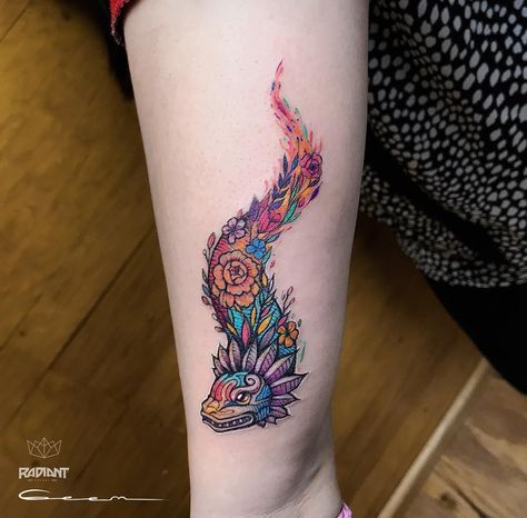 #tattoo #tatuaje #girltattoo #tattoogirl #quetzalcoatl #mexico #colortattoo #radiantcolorscrew #sowlflowertattoostores #tattooed… Random Tattoos, Mexico Tattoo, Mayan Tattoos, Mexican Tattoo, 49ers Logo, Mexican Art Tattoos, Aztec Tattoo Designs, Aztec Tattoo, Tatuaje A Color