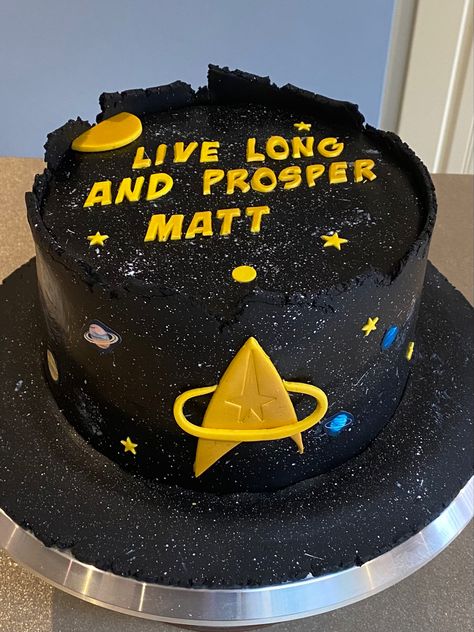 Black fondant with planets and,  stars live long and prosper topper. Star Trek Cake, Nerd Birthday, Star Trek Birthday, Mum Cake, Star Trek Party, Birthday Cake Video, Geek Birthday, Star Trek Wedding, Nerdy Nummies