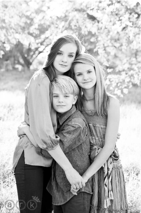 Family Sibling Photography Poses, Portret Feminin, Sibling Pictures, Pose Portrait, Sibling Poses, Family Portrait Poses, Sibling Photography, Family Picture Poses, Older Siblings