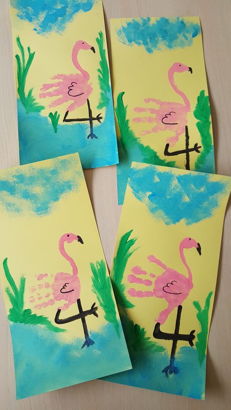 Flamingo van handafdruk Flamingo Craft, Kindergarten Art Lessons, Baby Art Projects, Flamingo Painting, Fiesta Tropical, Toddler Arts And Crafts, Preschool Arts And Crafts, Hand Crafts For Kids, Flamingo Art