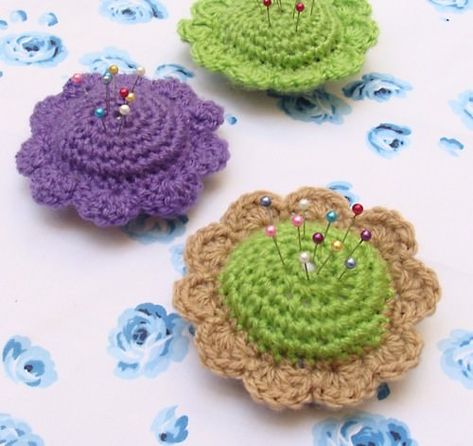 Crochet Pincushion, Pin Cushions Patterns, Crochet Fabric, Needlework Patterns, Crochet Flower Patterns, Pin Cushion, Beautiful Knitting, Flower Pins, Crochet Accessories