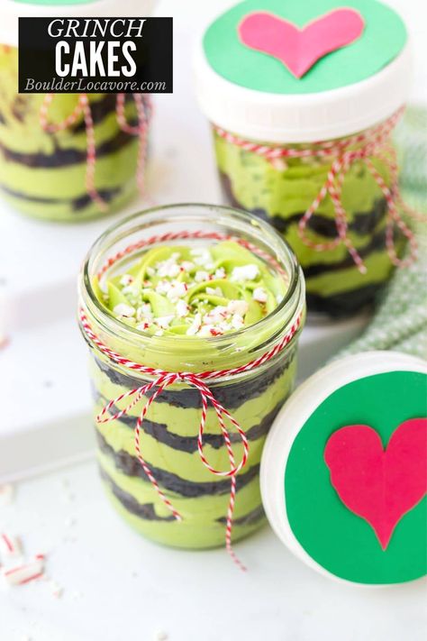 Rich layered Grinch Cakes are delicious and cute in Mason jars! Layers of fudgy brownie and mint buttercream frosting are holiday perfect! Cakes In Jars, Grinch Cakes, Mason Jar Desserts Recipes, Mason Jar Cupcakes, Diy Christmas Crafts To Sell, Mason Jar Cakes, Brownies In A Jar, Grinch Cake, Delicious Holiday Desserts