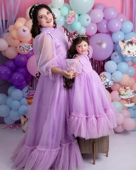 Mother Daughter Fashion For Birthday, Mom And Daughter Birthday Dress, Mother And Daughter Dress Ideas, Western Gowns, Daughter Dress, Baby Birthday Dress, Daughter Outfits, Mother Daughter Fashion, Mother Daughter Outfits