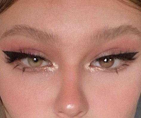 𝐮𝐫𝐟𝐚𝐯𝐨𝐫𝐢𝐭𝐞𝐚𝐪𝐮𝐚𝐫𝐢𝐮𝐬 Eyeliner Styles, Halloween Makeup Inspiration, School Makeup, Asian Eyes, Dark Makeup, Halloween Makeup Looks, Hair Fragrance, Pretty Eyes, Creative Makeup