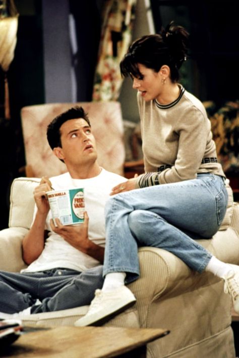 Chandler Friends, Monica And Chandler, Friends Episodes, Ross Geller, Friends Cast, Friends Tv Series, Friends Moments, Monica Geller, Friends Series