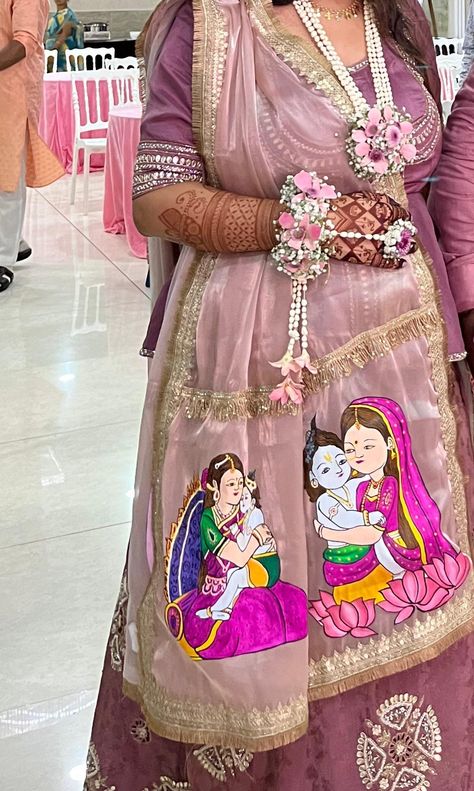 Baby Shower Looks For Mom Indian, Baby Shower Outfits For Mom Indian, Baby Shower Dress For Mom Indian, Baby Shower Outfits For Mom, Ladies Frock Design, Baby Shower Reveal Ideas, Pregnant Cartoon, Godh Bharai, Baby Shower Clothes