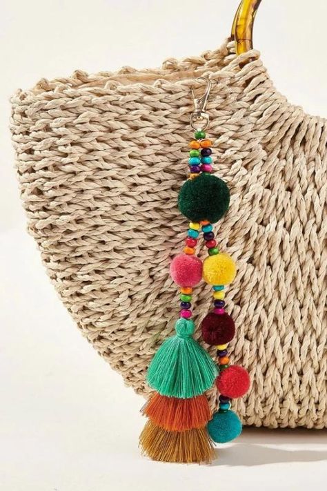 Decorating With Tassels, Tassen Hanger, Necklace Styling, Pom Pom Bag, Tassels Tutorials, Pom Pom Bag Charm, Tassel Crafts, Tassel Bag Charm, Rakhi Design