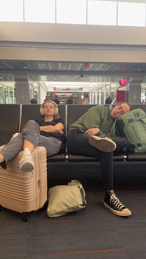 Best Friends Airport, Airport Couple Pictures, Couple Airport Pictures, Airport Outfit Comfy Summer, Aesthetic Airport Outfits, Airport Couple, Try Aesthetic, Trendy Airport Outfits, Plus Size Airport Outfit