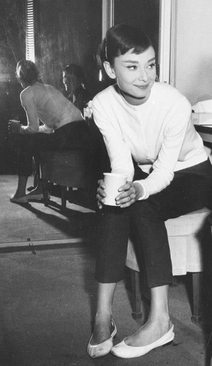 Audrey Hepburn, style muse (and idol in many ways,) in white cardigan. slim, dark cropped pants. White ballet flats Audrey Hepburn Outfit, Mode Prints, Veronica Lake, Audrey Hepburn Style, Hepburn Style, I Love Cinema, Look Retro, Lauren Bacall, Katharine Hepburn