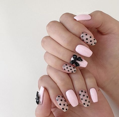 Pink Nails With Black Dots, Pink And White Polka Dot Nails, Nails Design Dots, Black And White Polka Dot Nails, Pokadot Nails Acrylic, Neapolitan Nails, Black Polka Dot Nails, Short Acrylic Designs, Pink Polka Dot Nails