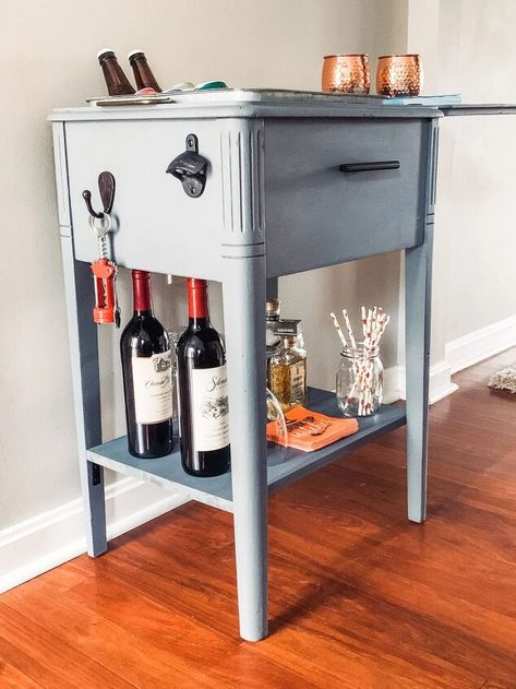 Cute Bar Cart, Old Sewing Machine Table, Sewing Table Repurpose, Farmhouse Thrift Store Makeovers, Antique Booth Ideas, Diy Bar Cart, Old Sewing Machine, Sewing Machine Tables, Basement Furniture