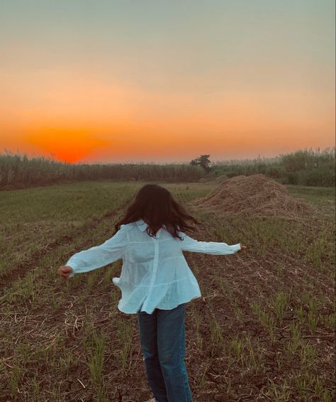 Farm Poses Picture Ideas, Farm Photo Shoot Ideas, Village Photoshoot Ideas, Farm Pictures Aesthetic, Farm Photoshoot Ideas Women, Farm Instagram Pictures, Outdoor Selfie Ideas, Haybale Photoshoot, Farm Poses