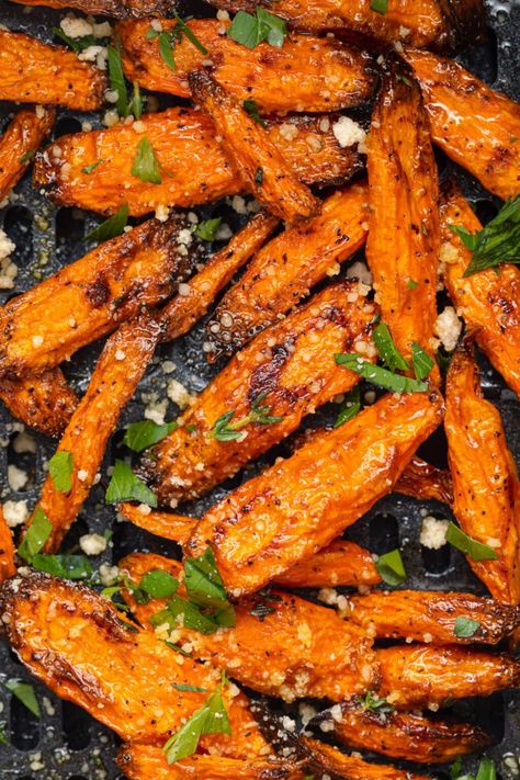 Roasted Air Fryer Carrots Air Fryer Carrots And Green Beans, Air Fryer Carrots And Broccoli, Air Fryer Roast Carrots, Roasted Carrots Air Fryer, Air Fryer Roasted Carrots, Air Fryer Carrots, Carmelized Carrots, Cracker Barrel Carrots, Roasted Celery