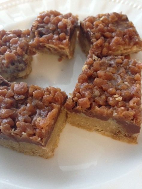 Skor Bar Recipe Toffee Chocolate, Dessert Squares, Toffee Bars, Square Recipes, Chocolate Squares, Chocolate Toffee, No Bake Bars, Köstliche Desserts, Christmas Cooking