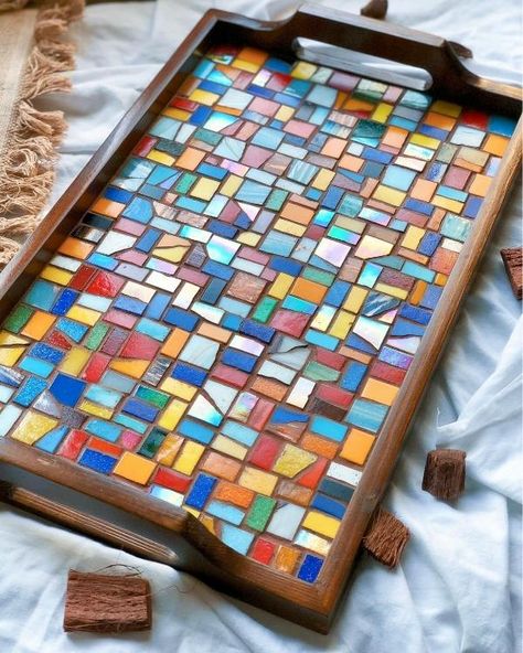 How To Frame Mosaic Art, Mosaic Pieces Ideas, Tile Mosaic Art Easy, Easy Mosaic Crafts, Mosaic Tiles Crafts Diy, Mosaic Tile Crafts Ideas, Mosaic Projects Easy, Mosaic Serving Tray Ideas, Mosaic Trays Ideas Patterns