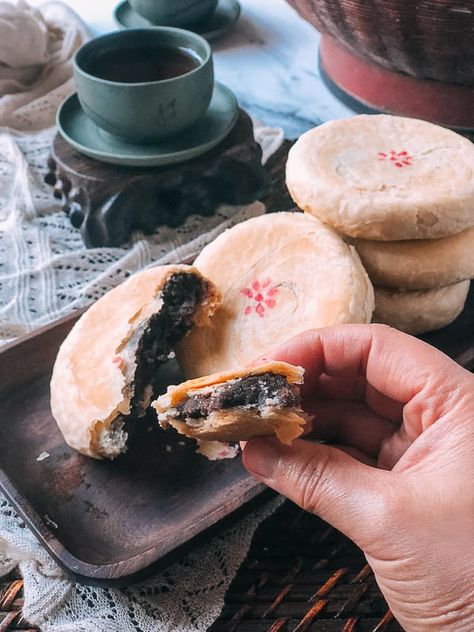 Red Bean Moon Cake, Mooncakes Recipe, Chinese Moon Cake, Mooncake Recipe, Sweet Red Bean Paste, Asian Dessert, Woks Of Life, The Woks Of Life, Moon Cakes