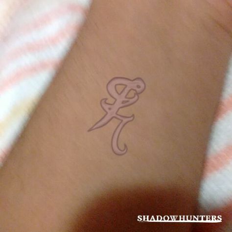 Iratze rune tatoo Iratze Rune Tattoo, Iratze Rune, Rune Tattoo, Tat Ideas, Shadowhunters, Jesus Fish, Fish Tattoos, Jesus Fish Tattoo, Runes